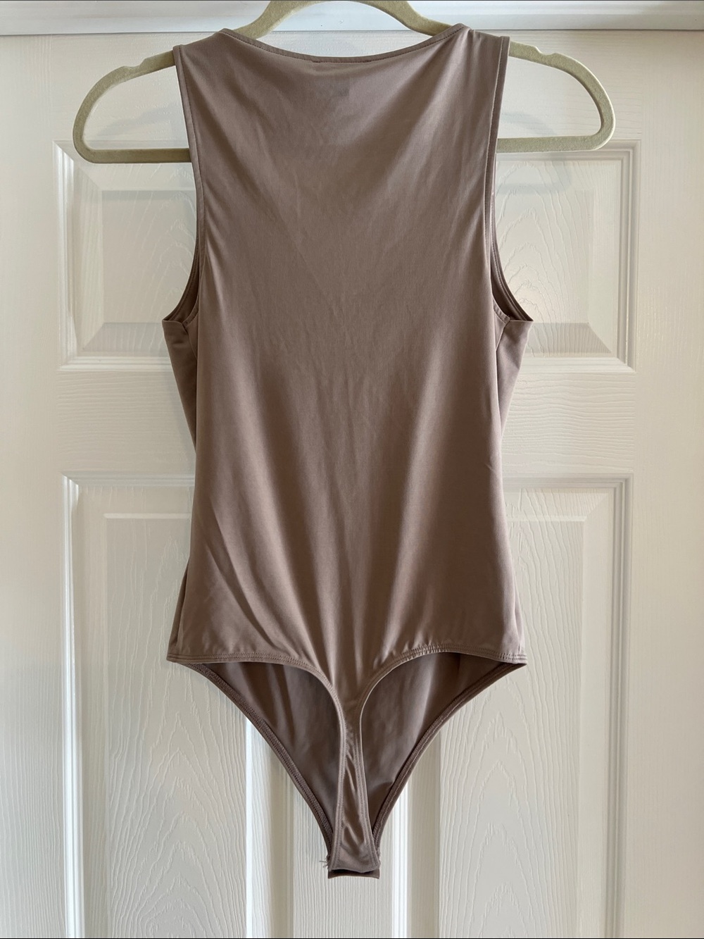 Express Women's Taupe Scoop V-Neck Sleeveless Bodysuit, Small - Picture 4 of 8